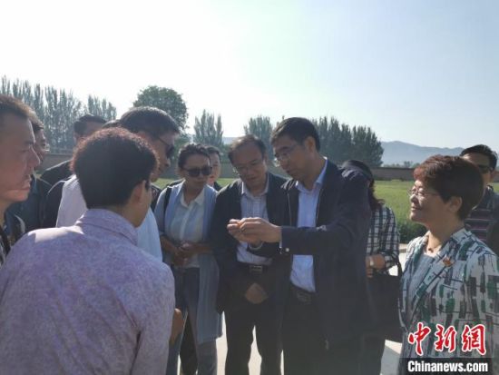 圖為杜德志在基層調(diào)研。受訪者供圖