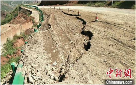 圖為發(fā)生路基下沉滑移險情的路段。果洛公路總段供圖