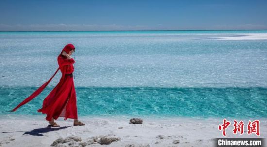 圖為地處柴達(dá)木盆地的東臺吉乃爾湖?！∧獑⒚鳌z