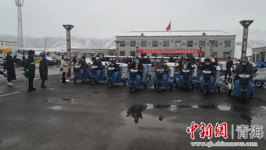 圖為環(huán)衛(wèi)設(shè)施集中發(fā)放儀式現(xiàn)場(chǎng)。甘恩超 攝