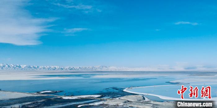 圖為冬季茶卡天空壹號景區(qū)?！±罱瓕?攝