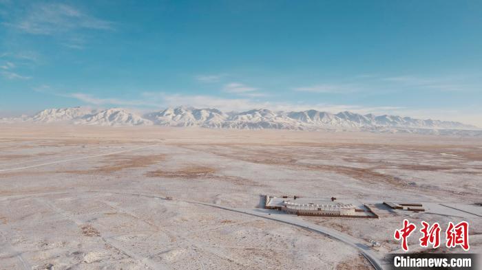 圖為冬季茶卡天空壹號景區(qū)?！±罱瓕?攝