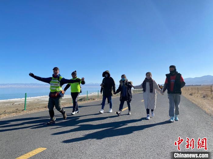 圖為徒步現(xiàn)場?！±罱瓕?攝