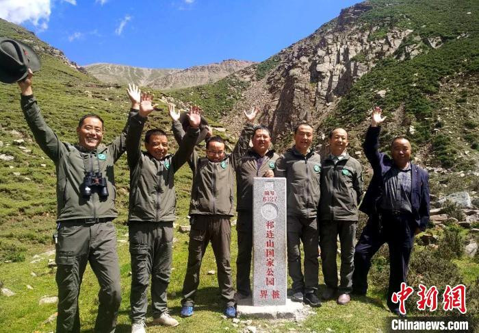 圖為管護(hù)員們難得的一次合影。受訪者供圖