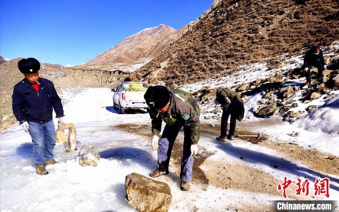 圖為管護(hù)員清理山體落石。受訪者供圖