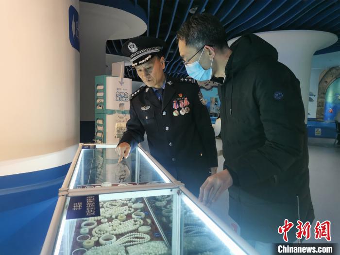 圖為森林警察為游客講解查獲這些象牙制品過程中發(fā)生的真實(shí)故事?！∥乃碱?攝