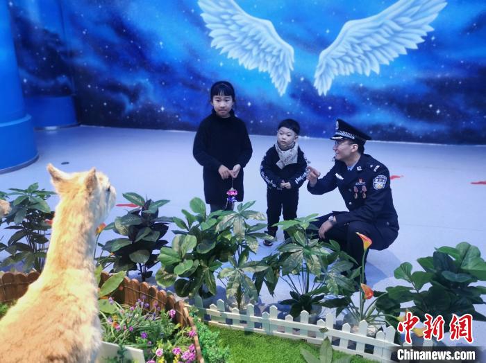 圖為森林警察為小朋友科普野生動(dòng)物保護(hù)知識(shí)?！∥乃碱?攝