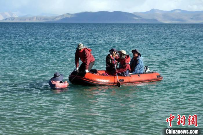 科考隊員乘充氣快艇考察扎日南木錯歸來?！?lt;a target='_blank' ><p  align=