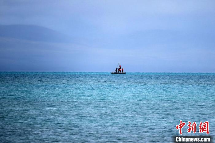 從岸邊營地以長焦鏡頭遠(yuǎn)眺，科考隊(duì)員在巴木錯(cuò)作業(yè)。　<a target='_blank' ><p  align=