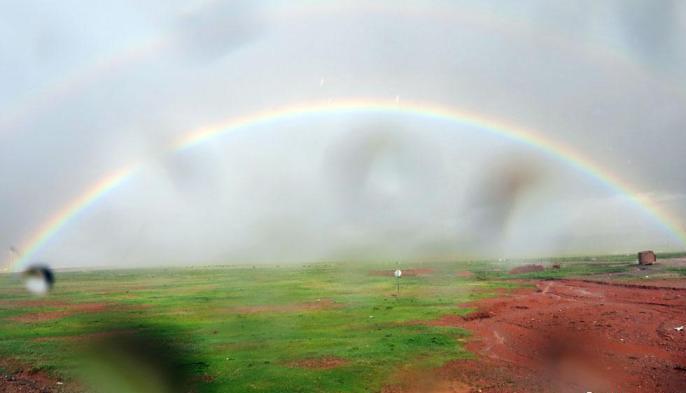 科考隊(duì)員在茲格塘錯(cuò)采樣返程途中，高原風(fēng)雨彩虹送行?！?lt;a target='_blank' ><p  align=