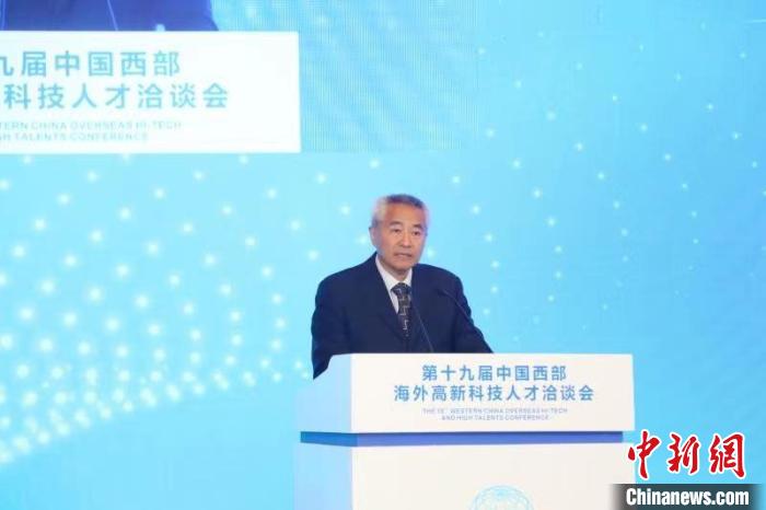 全國(guó)政協(xié)副主席、九三學(xué)社中央常務(wù)副主席邵鴻出席論壇并致辭?！∷拇ㄊ∥y(tǒng)戰(zhàn)部供圖