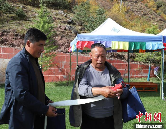 圖為護(hù)林員操作體驗(yàn)滅火裝備?！〔际猩窒乐ш?duì) 供圖