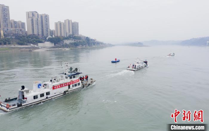 聯(lián)合巡江守護(hù)活動(dòng)現(xiàn)場。　江安縣融媒體中心 攝