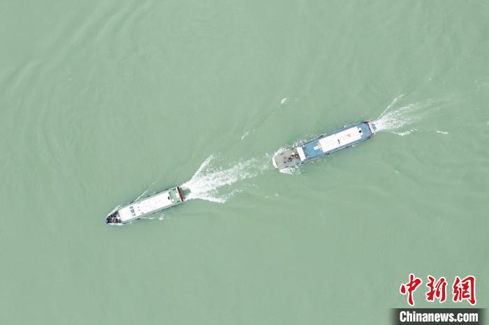 聯(lián)合巡江守護(hù)活動(dòng)現(xiàn)場。　江安縣融媒體中心 攝