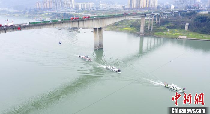 聯(lián)合巡江守護(hù)活動(dòng)現(xiàn)場。　江安縣融媒體中心 攝