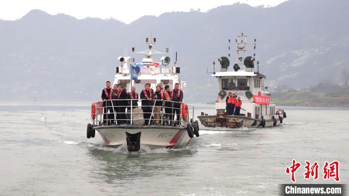 聯(lián)合巡江守護(hù)活動(dòng)現(xiàn)場?！〗部h融媒體中心 攝