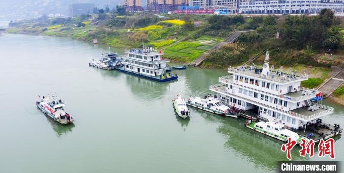 聯(lián)合巡江守護(hù)活動(dòng)現(xiàn)場?！〗部h融媒體中心 攝