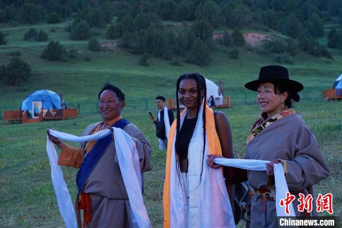 圖為當(dāng)?shù)孛癖娕c外籍留學(xué)生合影留念?！●R銘言 攝