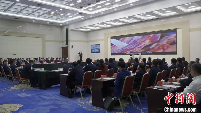 圖為部省共同打造青海綠色有機(jī)農(nóng)畜產(chǎn)品輸出地推進(jìn)會(huì)議現(xiàn)場(chǎng)?！±罱瓕?攝