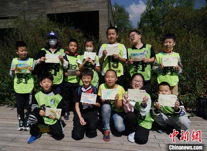 圖為小朋友展示學(xué)習(xí)成果?！●R銘言 攝