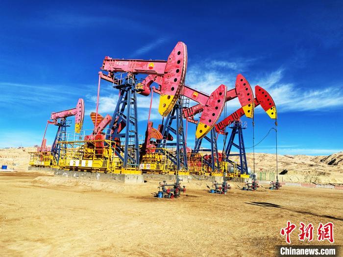 圖為青海油田采油基地?！O睿 攝