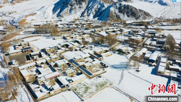 圖為鄉(xiāng)村被白雪覆蓋?！《继m縣融媒體中心供圖