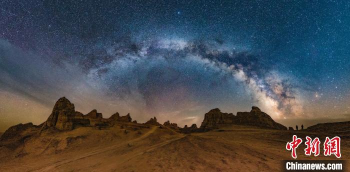 資料圖為冷湖賽什騰山天文臺(tái)址的星空?！±浜I(yè)園區(qū)供圖