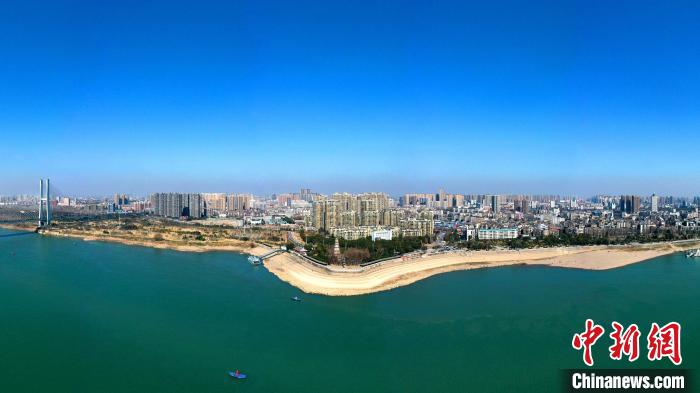 荊州市內的荊江大堤。(資料圖) 湯偉 攝