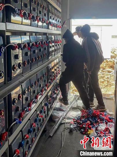 圖為微電網(wǎng)系統(tǒng)安裝調(diào)試現(xiàn)場?！O寶鶴 攝