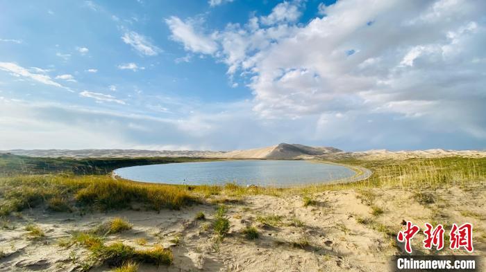 圖為青海湖沙島風(fēng)光?！±罱瓕?攝