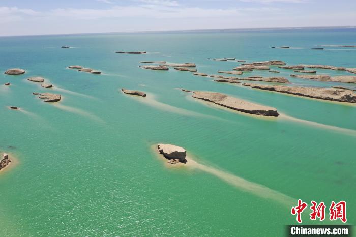 圖為海西州境內(nèi)的水上雅丹風光?！≮w凜松 攝