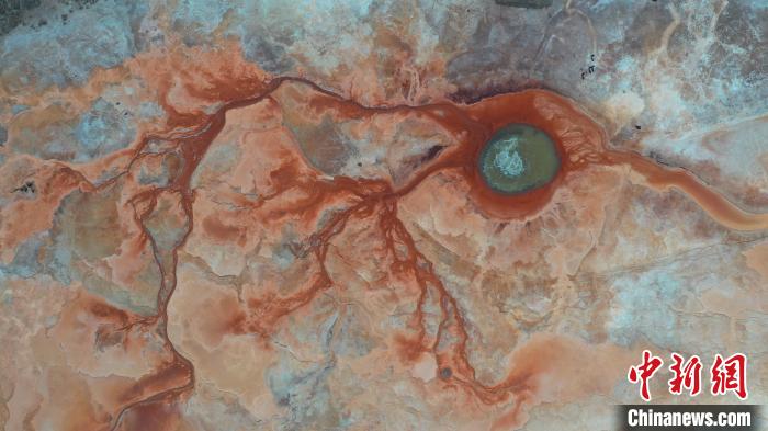 圖為海西州境內(nèi)的“網(wǎng)紅”景點“惡魔之眼”。　趙凜松 攝