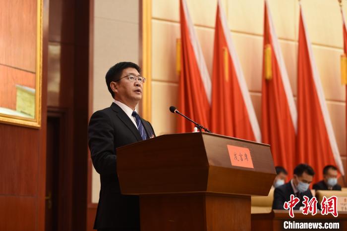 圖為青海省果洛州人民政府州長葉萬彬作政府工作報告。　　多杰昂秀 攝