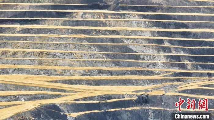 航拍圖為青海省海西蒙古族藏族自治州天峻縣木里礦區(qū)?！●R銘言 攝