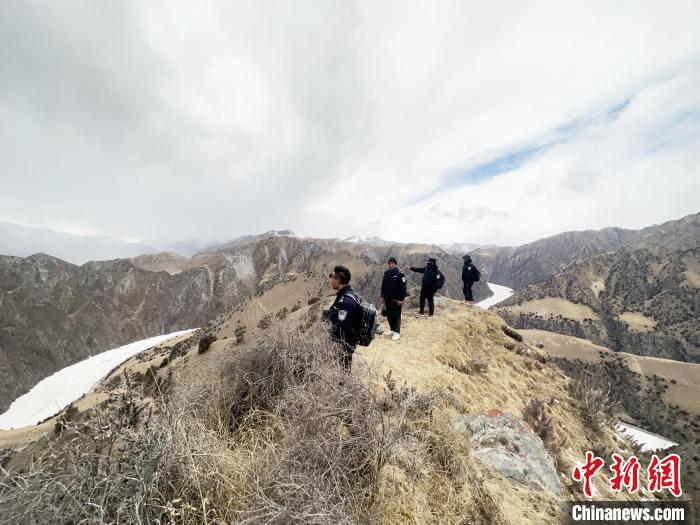 圖為曲麻萊縣崗當(dāng)村的生態(tài)管護(hù)人員開展巡護(hù)?！《“瓦_(dá)杰 攝