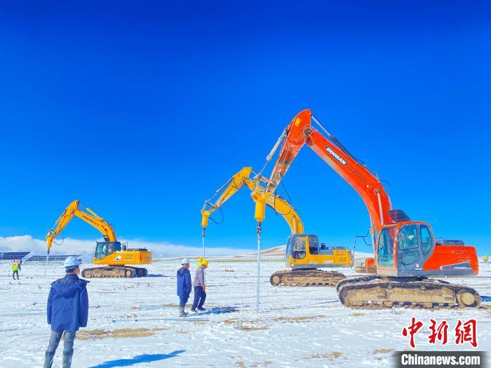 圖為雪中施工。資料圖 姜佳保供圖