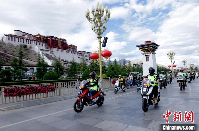 圖為2023年極地G219集結賽暨金卡納場地賽選手途經(jīng)拉薩布達拉宮?！∮文恋厍蚬﹫D