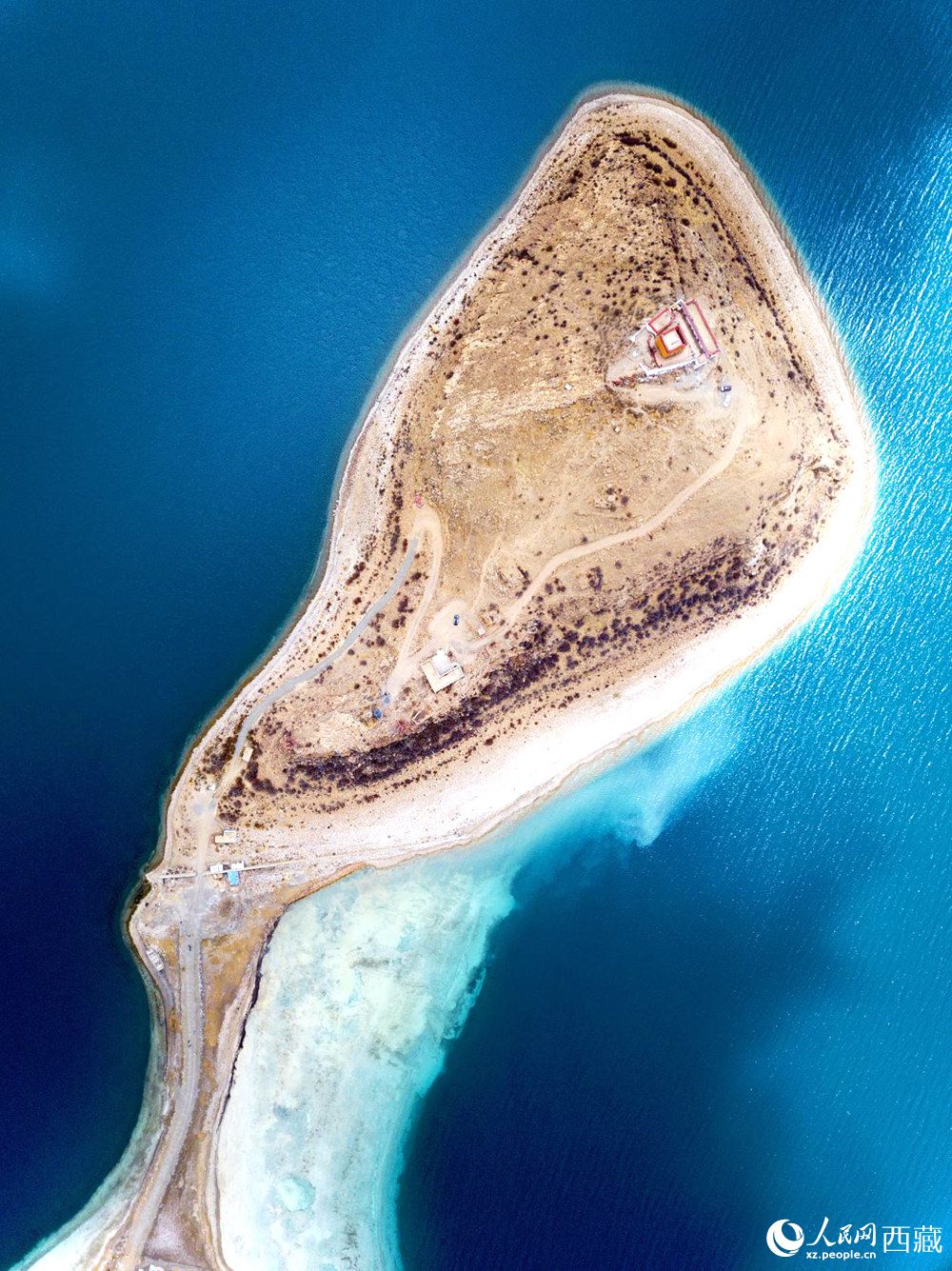 無(wú)人機(jī)視角下的西藏羊卓雍錯(cuò)日托寺風(fēng)光。人民網(wǎng)記者 次仁羅布攝