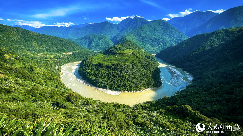 風(fēng)景秀麗、植被繁茂的西藏林芝市墨脫縣果果塘大拐彎。人民網(wǎng)記者 次仁羅布攝