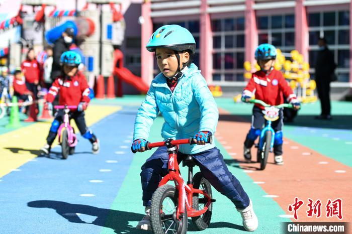 圖為拉薩市實驗幼兒園孩子們正在練習滑步車。　何蓬磊 攝