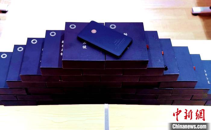 圖為西藏高山文化發(fā)展基金會向聶榮縣完全小學捐助的“電子健康體檢儀”?！∮谫e 攝