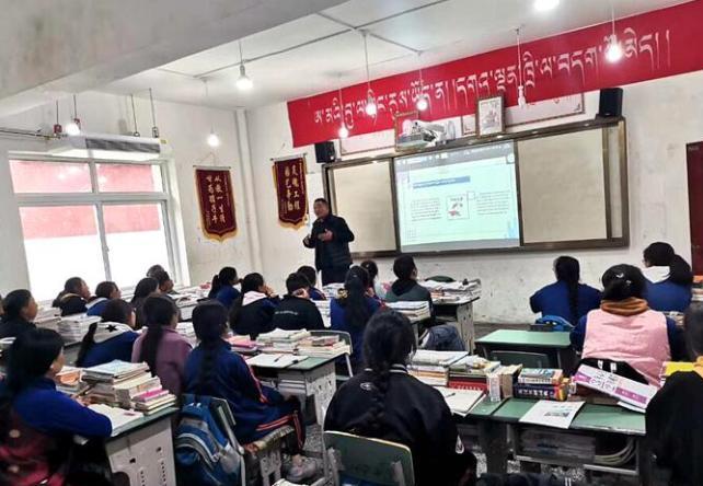 學(xué)生在免費輔導(dǎo)班上課。　尼瑪初 攝