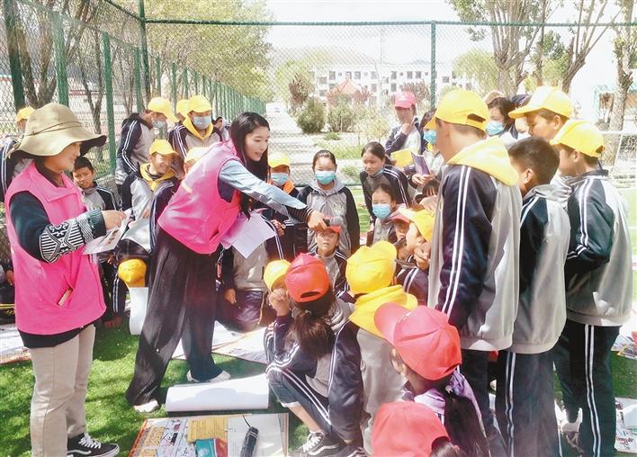 瓊結縣“四講四愛”宣講員在瓊結縣中學宣講。記者 段敏 攝.jpg