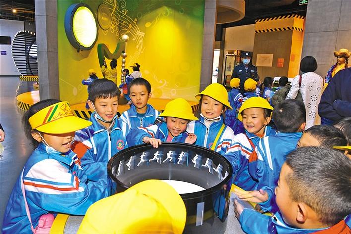 圖為10月29日，一年級的同學(xué)們在科技館參觀體驗。李洲 攝.jpg