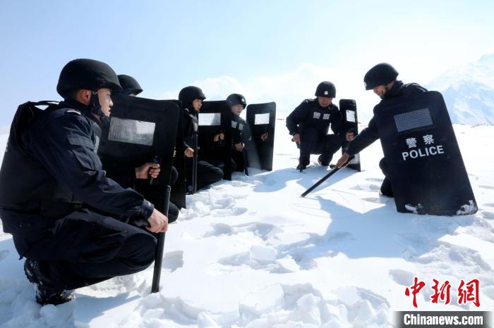 圖為扎西堅(jiān)參與隊(duì)友在巡邏途中?！≡鲌?jiān)參供圖