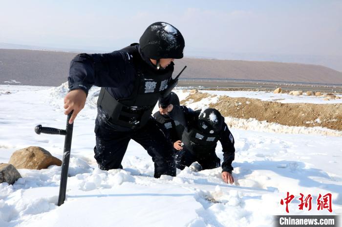 圖為扎西堅(jiān)參與隊(duì)友在巡邏途中。　扎西堅(jiān)參供圖