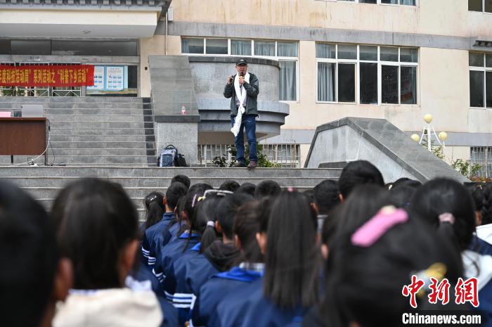 圖為西藏大學教授寧長春為中學生授課?！≮w朗 攝