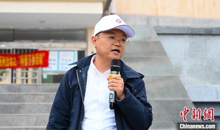 圖為西藏大學教授李昊為中學生授課?！≮w朗 攝