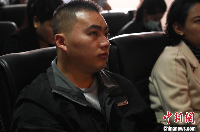 圖為企業(yè)工作人員參加講座?！≮w朗 攝