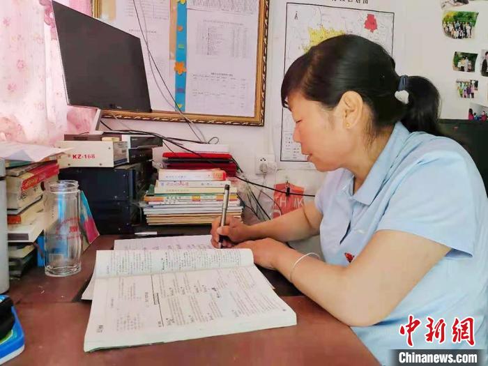 甘肅環(huán)縣“全能老師”堅守“麻雀學(xué)?！保簩W(xué)生在，我就在